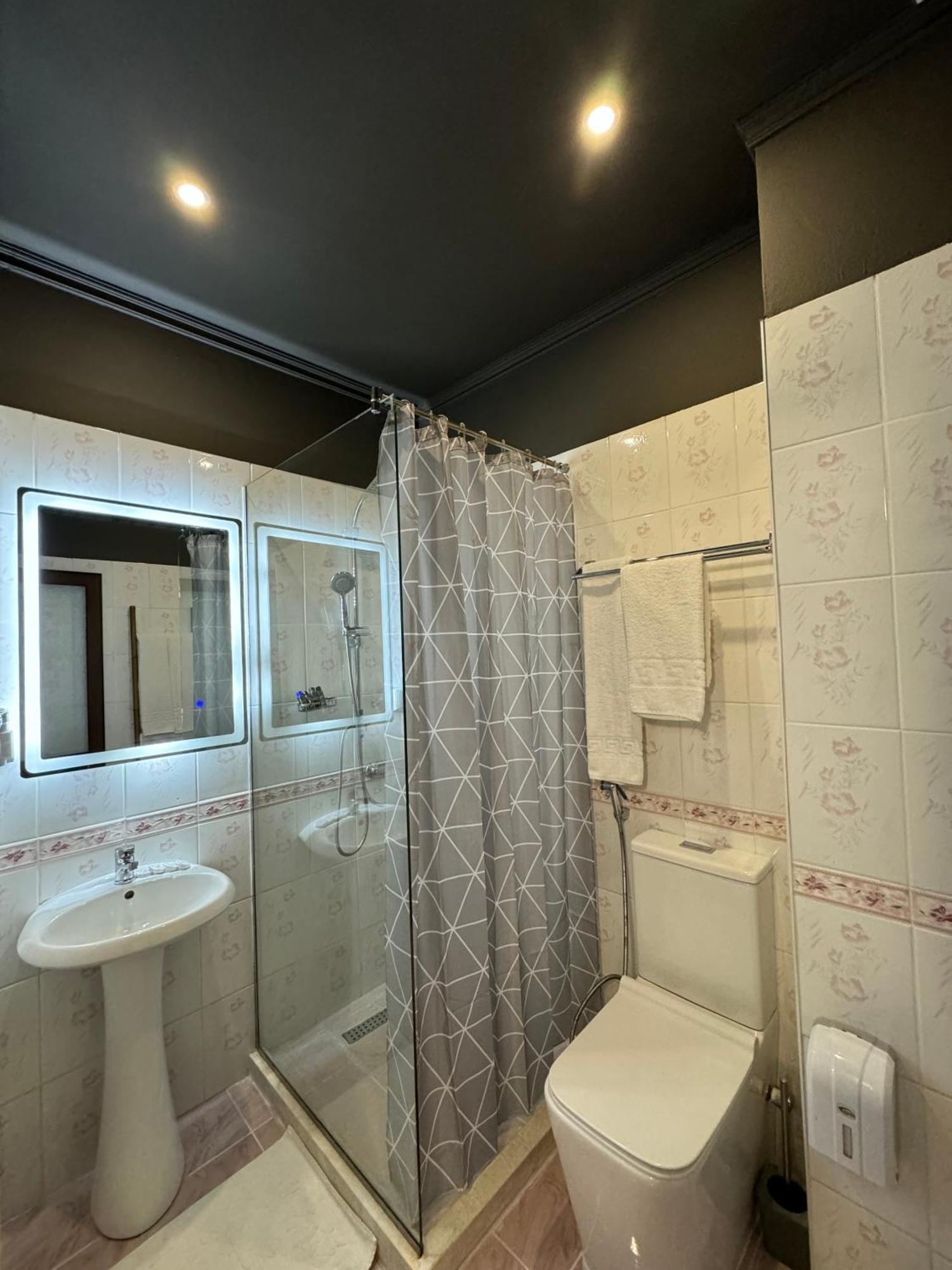 Hotel Misk & Tirana